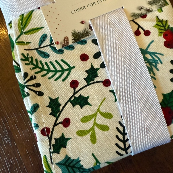 Holly Berry Classy Print Holiday Christmas Cloth Dinner Napkins NEW - Picture 3 of 3